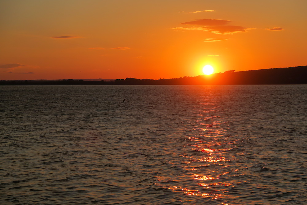 島に夕日見送れば空に四日月、トラジメーノ湖_f0234936_5274946.jpg