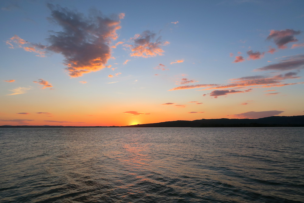 島に夕日見送れば空に四日月、トラジメーノ湖_f0234936_5305044.jpg