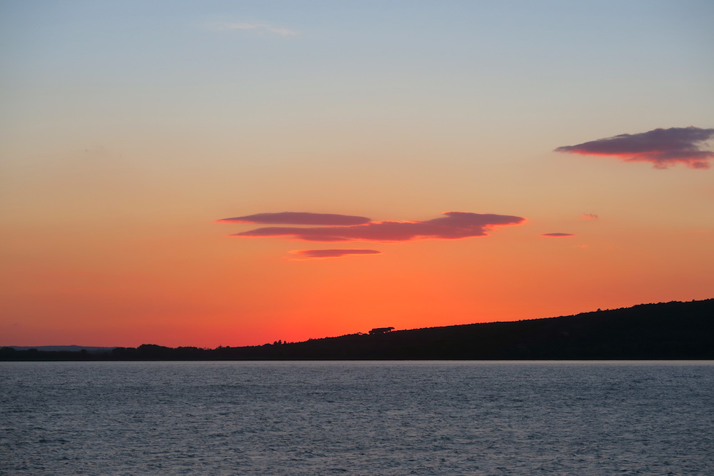島に夕日見送れば空に四日月、トラジメーノ湖_f0234936_536934.jpg