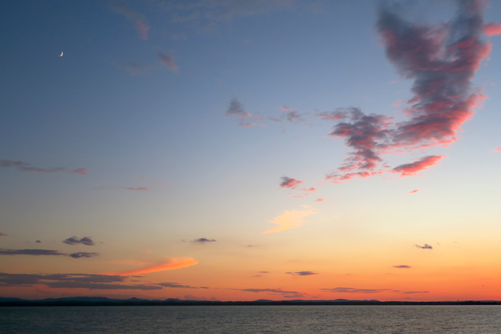 島に夕日見送れば空に四日月、トラジメーノ湖_f0234936_5375994.jpg