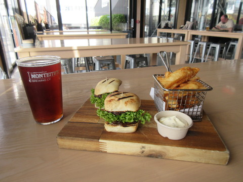 冬のニュージーランド旅(21)グレイマウスのビール Monteith\'s Brewery_c0212604_1918222.jpg