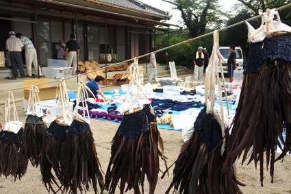 一区はかんこ踊り衣装の虫干し_b0145296_13092588.jpg