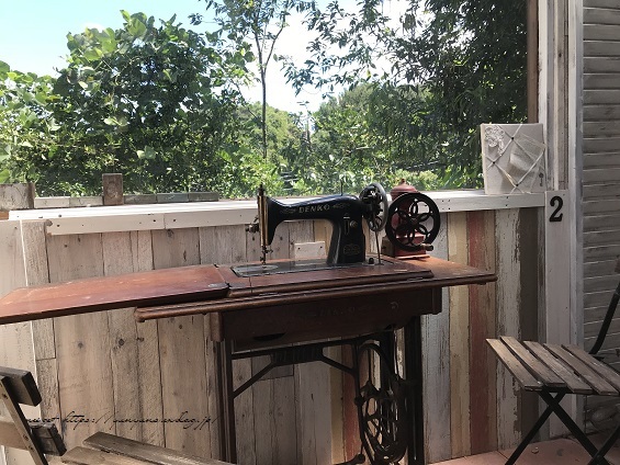 アンティーク】時代を感じる足踏みミシンを小屋のカフェテーブル アンティーク】時代を感じる足踏みミシンを小屋のカフェテーブル