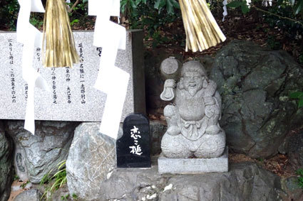 お宮さんの大木_b0145296_08413355.jpg