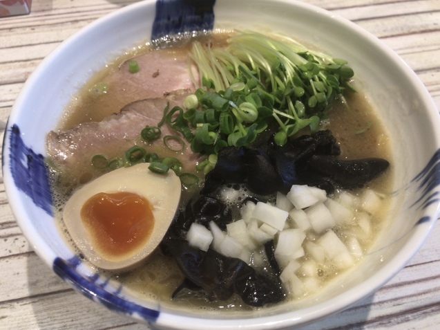 醤油を平打ちで らーめん春友流 奈良 三条添川 Coco Hole Want Want