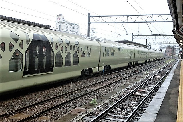 藤田八束の鉄道写真@10月に撮影した鉄道写真特選・・・貨物列車特撰、トワイライトエキスプレス瑞風、豪華リゾート列車四季島、特急スーパーはくと、特急はるか等・・_d0181492_19430391.jpg