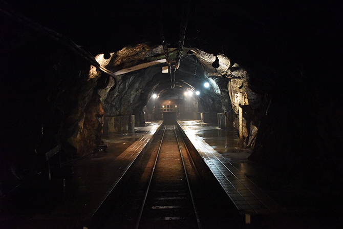 金山跡の坑洞内をトロッコに乗って見学できる!鹿児島の薩摩金山蔵写真_e0171573_16452898.jpg