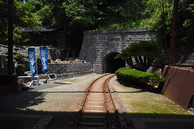 金山跡の坑洞内をトロッコに乗って見学できる!鹿児島の薩摩金山蔵写真_e0171573_16474269.jpg