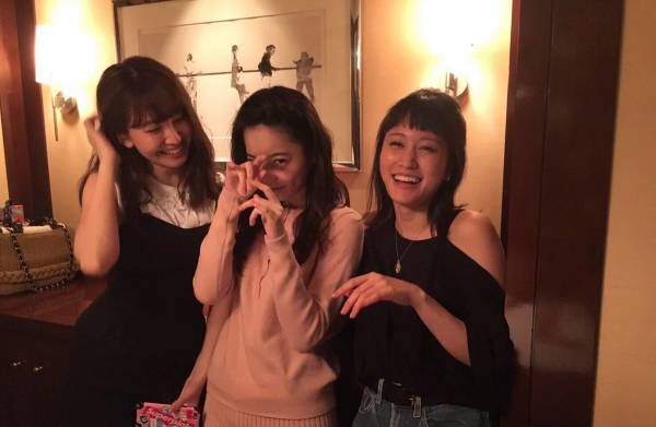 ぱるる と ゆかいな仲間たち あっちゃん こじはる 前田敦子さん 小嶋陽菜さん あつこじぱる ぱるるの尊敬する大先輩です O O 赤虎本舗 ぱるる と ゆかいな仲間たち あっちゃん こじはる 前田敦子さん 小嶋陽菜さん あつこじぱる ぱるるの尊敬する大先輩です O O 赤虎本舗