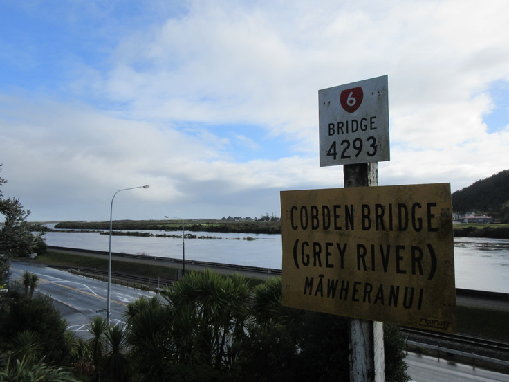 冬のニュージーランド旅（26）帰る朝の散歩☆橋を渡って向こう側へ。（Greymouth）_c0212604_2013343.jpg