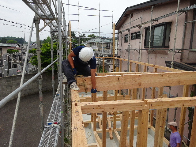 本町通り　住宅建替え工事　建て方作業が始まりました！_f0105112_05053567.jpg