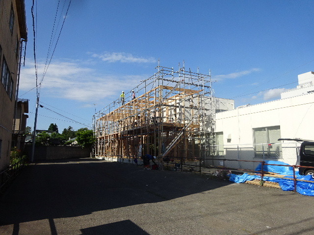 本町通り　住宅建替え工事　建て方作業が始まりました！_f0105112_05212084.jpg