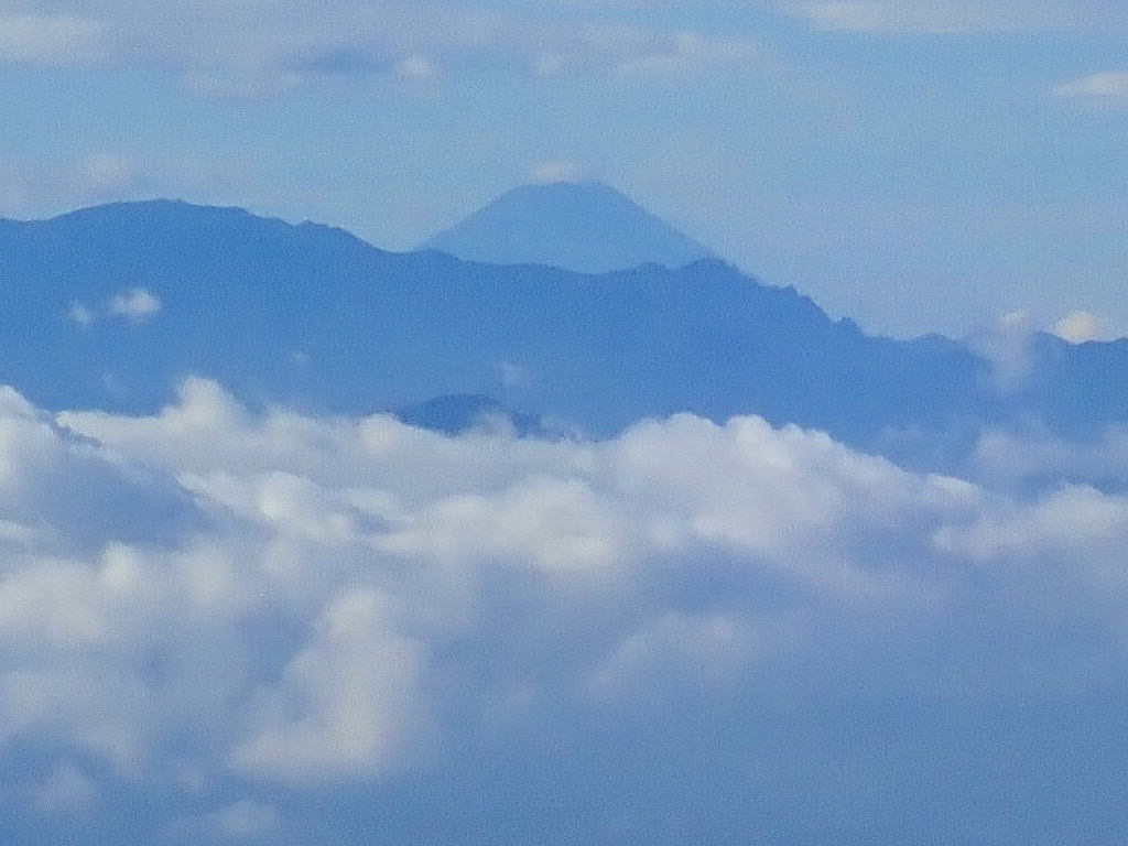 雲海の彼方に見える富士山_e0120896_11180298.jpg