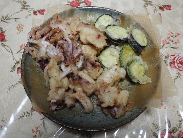 茄子の南蛮漬けと、イカと野菜の天ぷら_c0116915_00102990.jpg