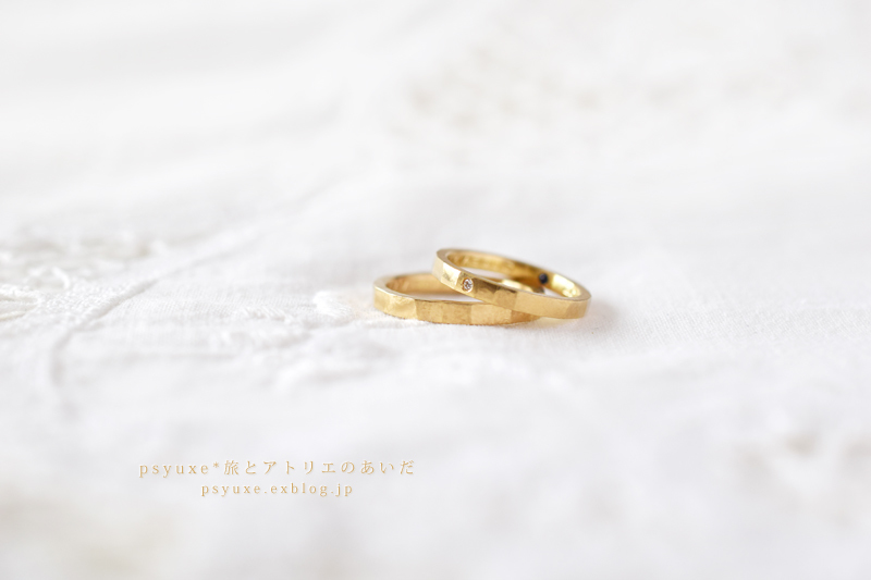 お二人の誕生石とマットなハンマー仕上げのご結婚指輪です_e0131432_15014693.jpg