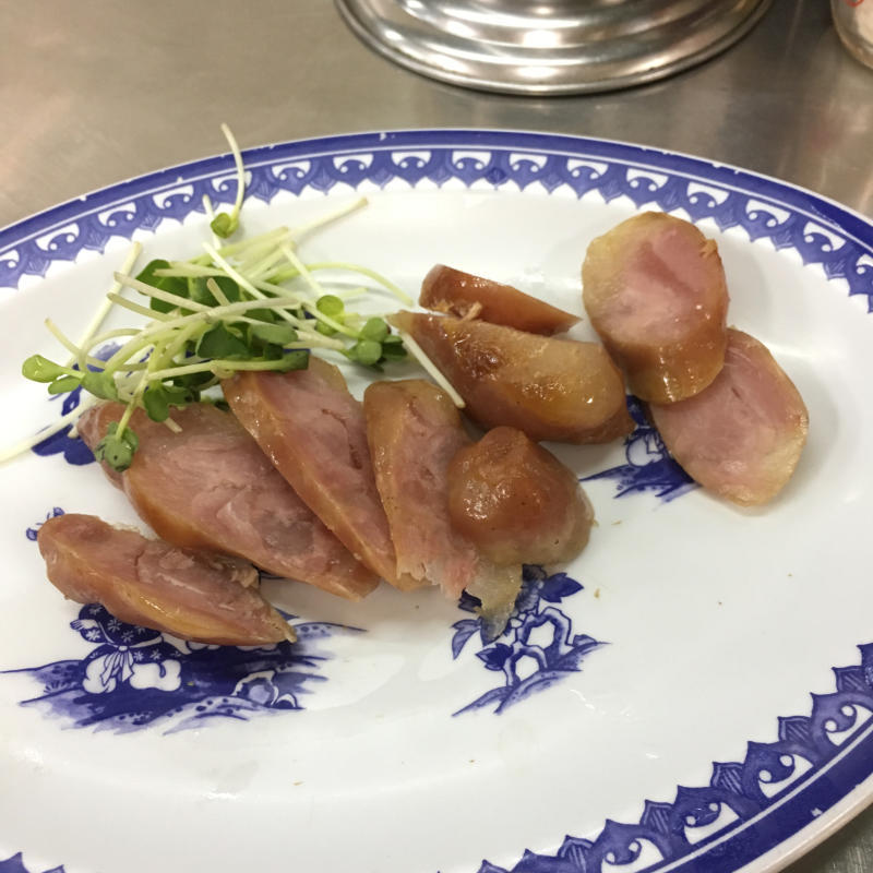丸玉食堂でいつもの肉飯と腸詰_b0063958_10182951.jpg