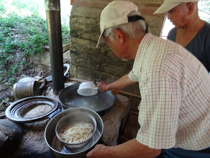 部活「料理研究クラブ」（手づくりうどん）・・・孝子の森_c0108460_20464011.jpg