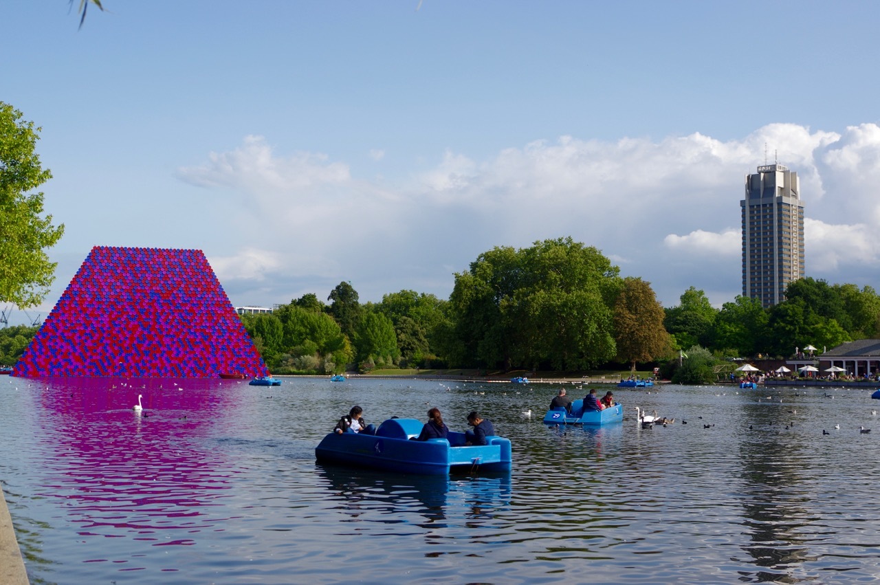 のんびり土曜の午後のハイドパークと、期間限定アート : ロンドン 2人