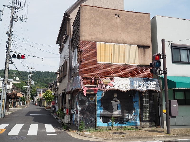 街中の廃墟?_e0374932_10395367.jpg