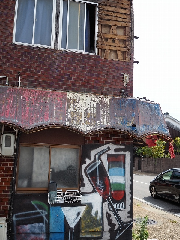 街中の廃墟?_e0374932_10395661.jpg