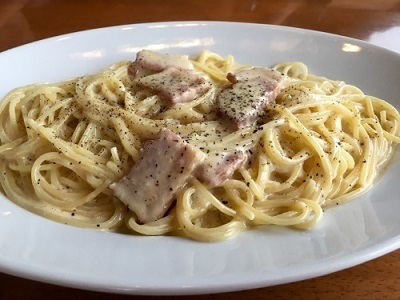 カプリチョーザでランチ。今焼きあがった角食とコロネ。_f0231189_21100857.jpg