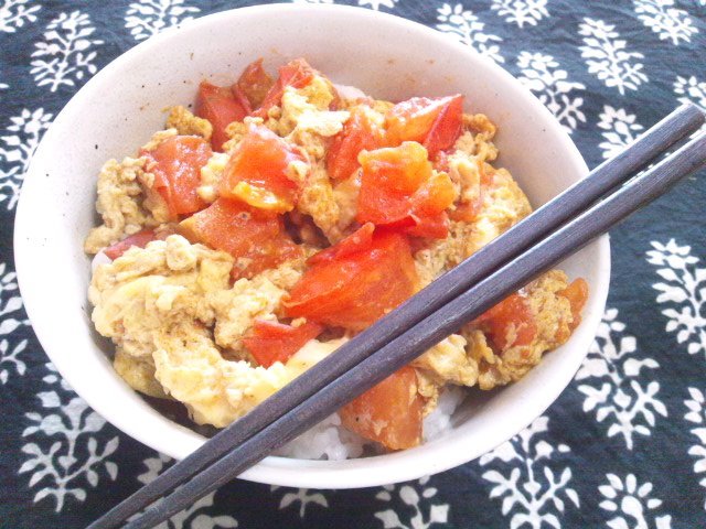 トマトのカレー卵とじ丼 Minha Praia