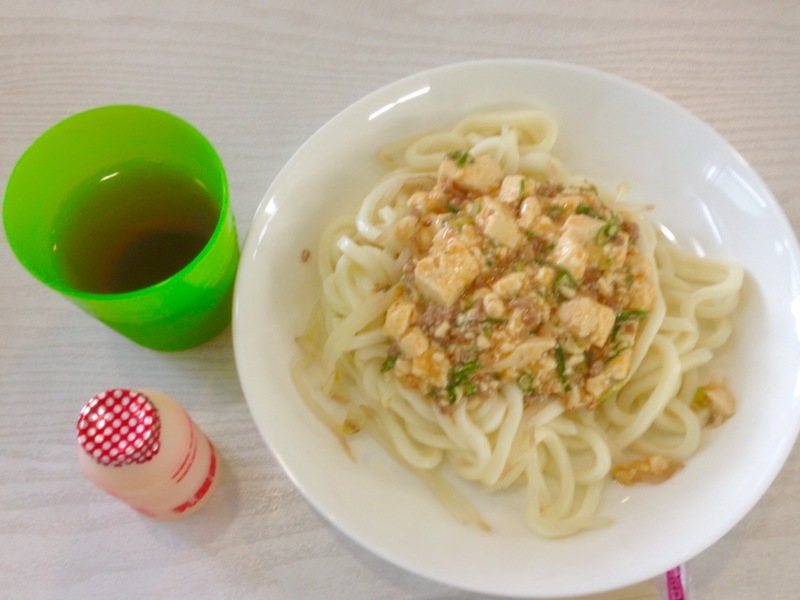 ひだまり工房 昼食 麻婆豆腐うどん 乳酸菌飲料 今日の献立 ひだまり工房 昼食 麻婆豆腐うどん 乳酸菌飲料 今日の献立