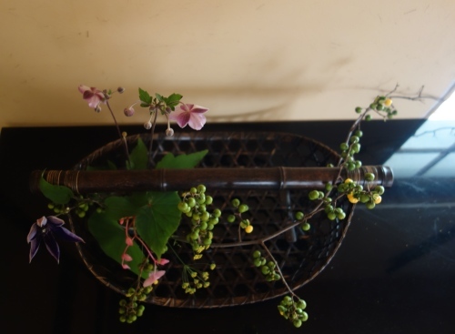 秋草を竹籠に_a0197730_00290487.jpg
