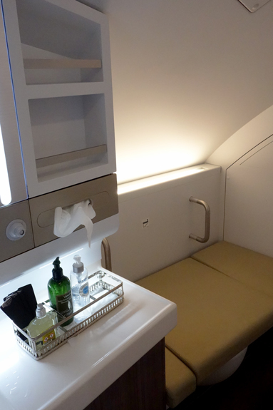 アシアナ航空 OZ102便 仁川ー成田 ビジネスクラスの機内食と機材 A380-800 仁川空港のアシアナラウンジ 2018年7月 光州・ソウルの旅(6)_f0117059_09550786.jpg