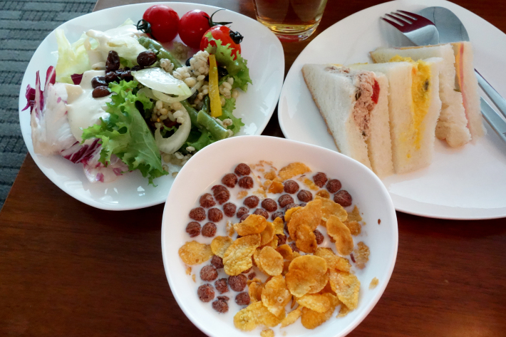 アシアナ航空 OZ102便 仁川ー成田 ビジネスクラスの機内食と機材 A380-800 仁川空港のアシアナラウンジ 2018年7月 光州・ソウルの旅(6)_f0117059_09570790.jpg