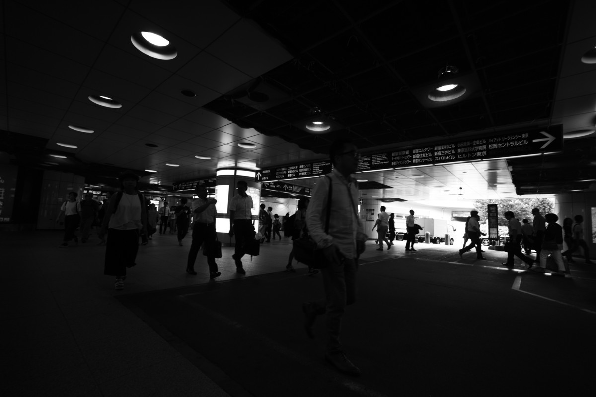 夏の終わりの新宿西口 地下広場 クラカメおじさんの気まぐれ写真