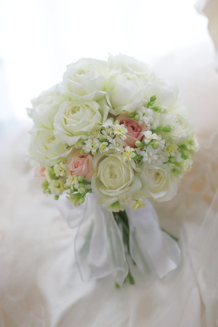 クラッチブーケ 白のまるいばら、セピアピンクをさしいろに : 一会
