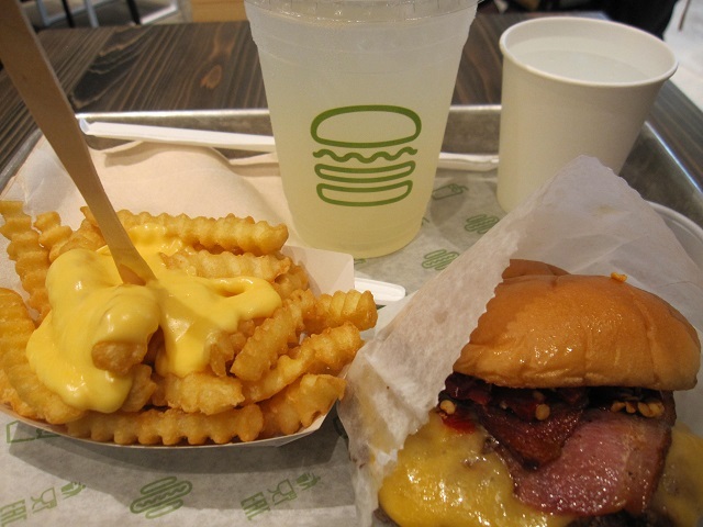 SHAKE SHACK 梅田阪神店 （大阪・梅田）_f0231831_09332721.jpg