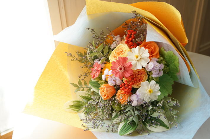 贈呈用花束 オレンジ系で Momo スタイル