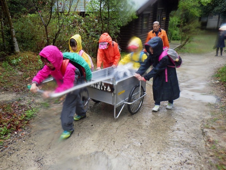 春のおかし アウトドアクッキング 雨でしたが 子どものための自然体験学校 アドベンチャーキッズスクール