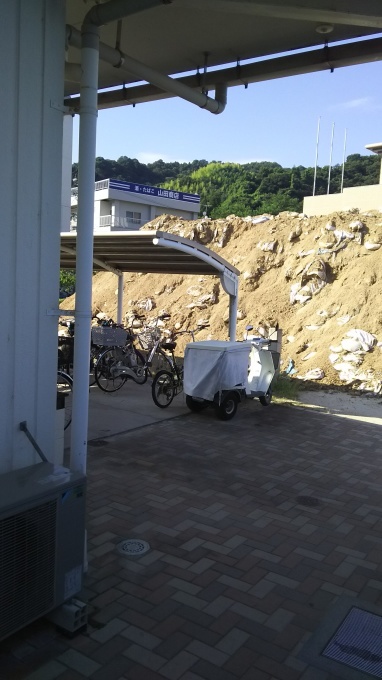 だから夏休み中に補正予算を組んでおくべきだった_e0094315_08504097.jpg