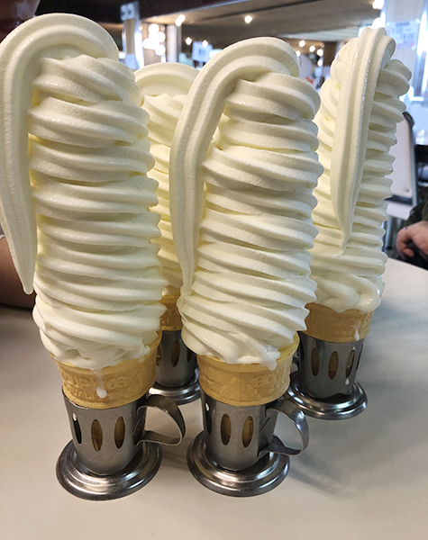 衝撃!箸で食べる10段ソフトクリーム!岩手花巻マルカンビル大食堂のソフトの食べ方解説!_e0171573_20535769.jpg