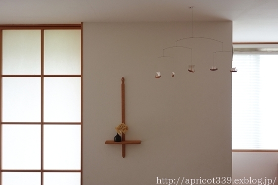 リビングの模様替えと高塚和則さんの壁掛け棚_c0293787_22405644.jpg