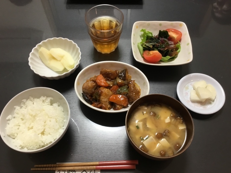 しらゆり荘 夕食 酢豚 海藻サラダ 漬物 りんご 今日の献立