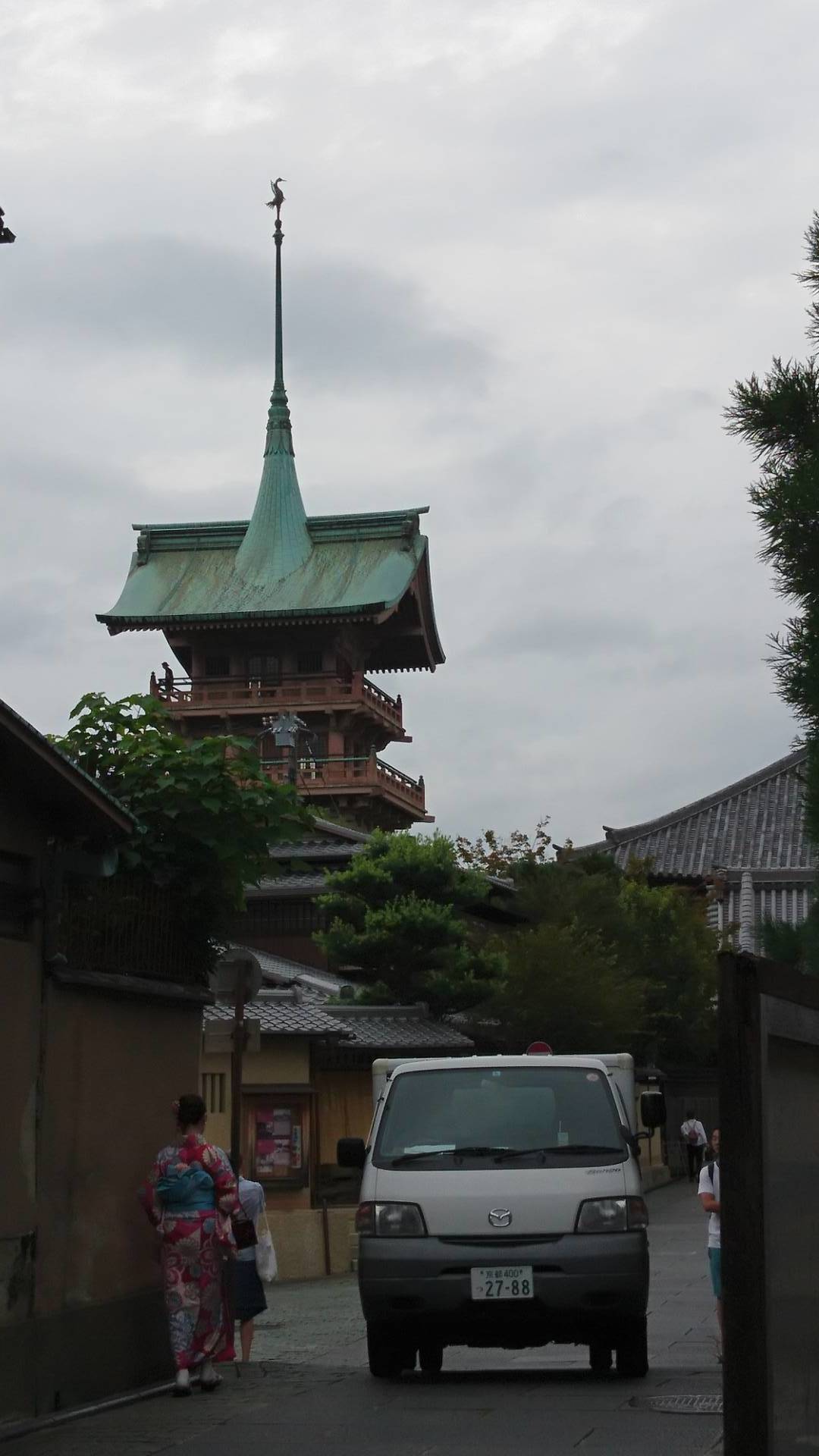 滋賀京都バレットトラベル 弐 祇園閣 京都霊山護国神社 建仁寺 伏見稲荷大社 恵文社一乗寺店 ラーメン本家第一旭 鴎庵