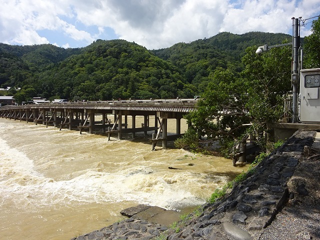 嵐山 渡月橋の欄干が...._a0161943_08140916.jpg