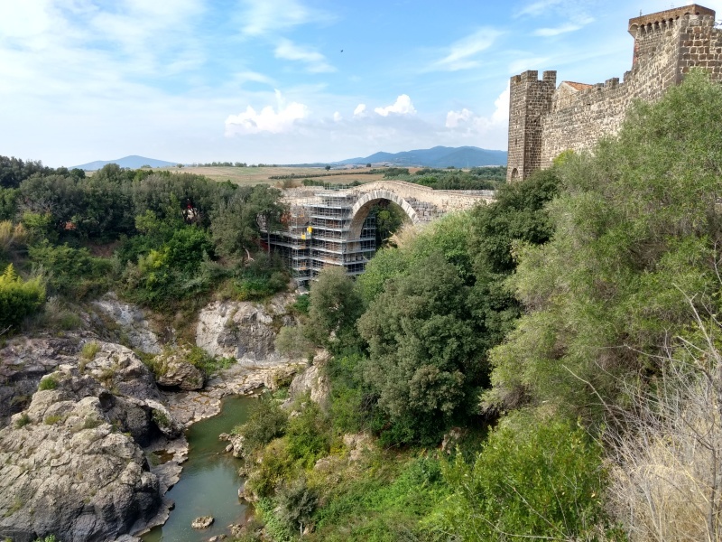 古代遺跡・中世の城と渓谷の橋、ヴルチ自然考古学公園と博物館_f0234936_00235375.jpg