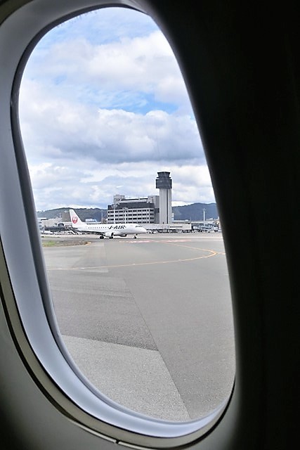 全日空、ＡＮＡ便で伊丹空港から青森空港へ・・・佐渡ケ島を眼下にそして黄金色に染まる津軽平野に岩木山を見る_d0181492_07542052.jpg