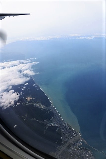 全日空、ＡＮＡ便で伊丹空港から青森空港へ・・・佐渡ケ島を眼下にそして黄金色に染まる津軽平野に岩木山を見る_d0181492_07543637.jpg