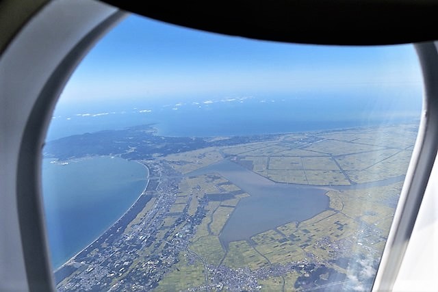 全日空、ＡＮＡ便で伊丹空港から青森空港へ・・・佐渡ケ島を眼下にそして黄金色に染まる津軽平野に岩木山を見る_d0181492_07573517.jpg