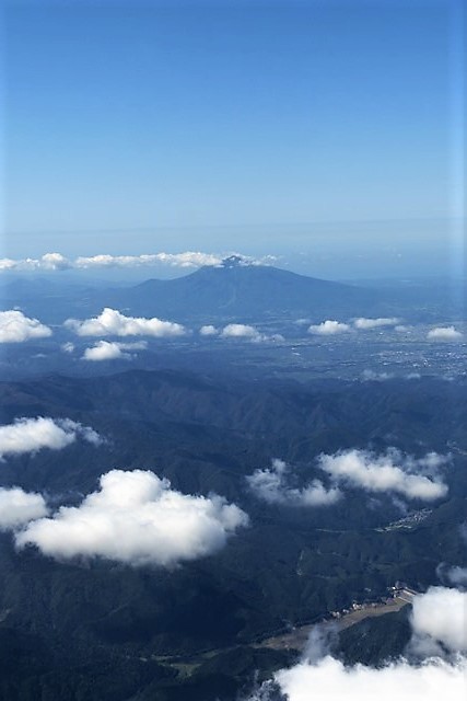 全日空、ＡＮＡ便で伊丹空港から青森空港へ・・・佐渡ケ島を眼下にそして黄金色に染まる津軽平野に岩木山を見る_d0181492_07585407.jpg