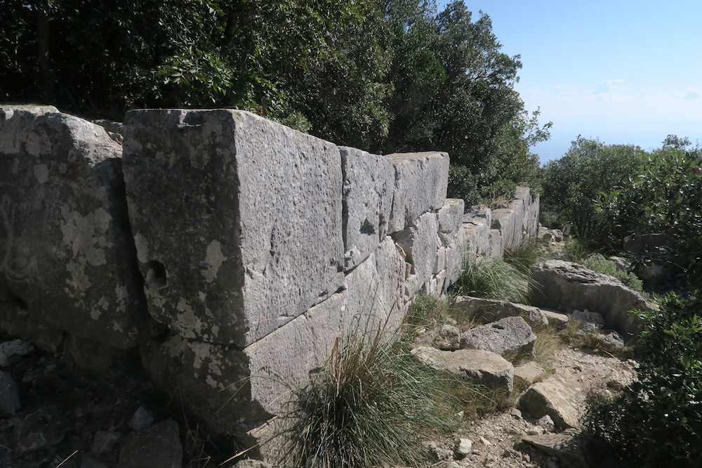古の巨石の壁と青い海、ラッツィオ チルチェーオ国立公園_f0234936_6303566.jpg
