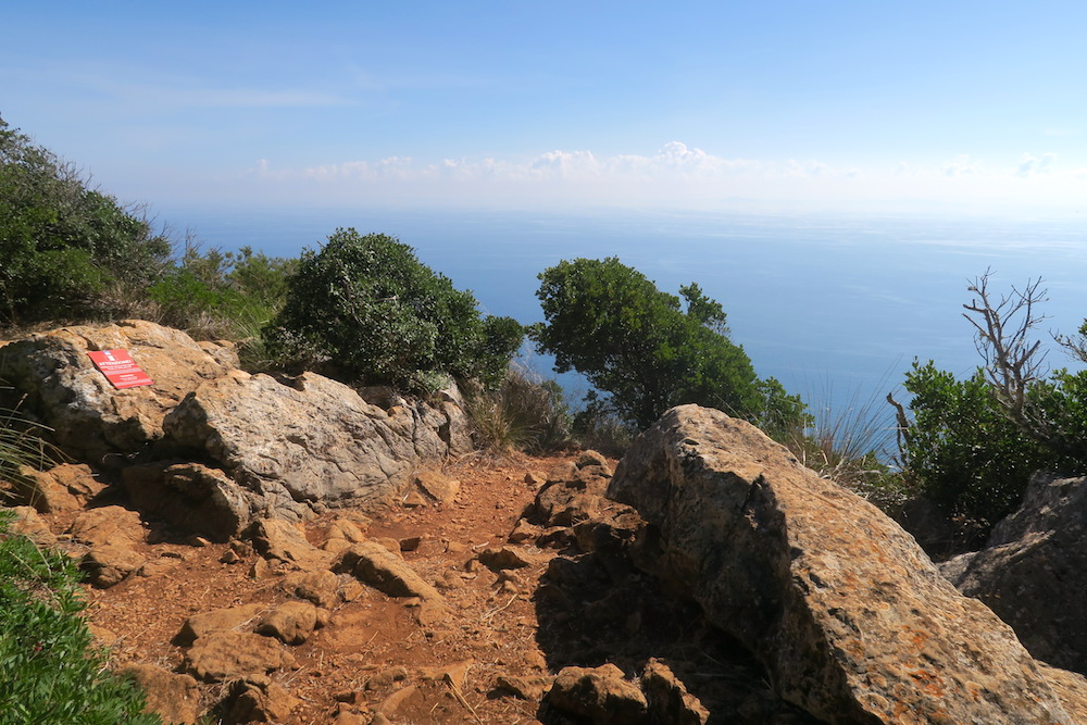 古の巨石の壁と青い海、ラッツィオ チルチェーオ国立公園_f0234936_63101.jpg