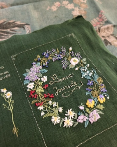 favori11号で表紙にしていただいた 花刺繍のボックスの花リース&#127807;_a0157409_17534268.jpeg