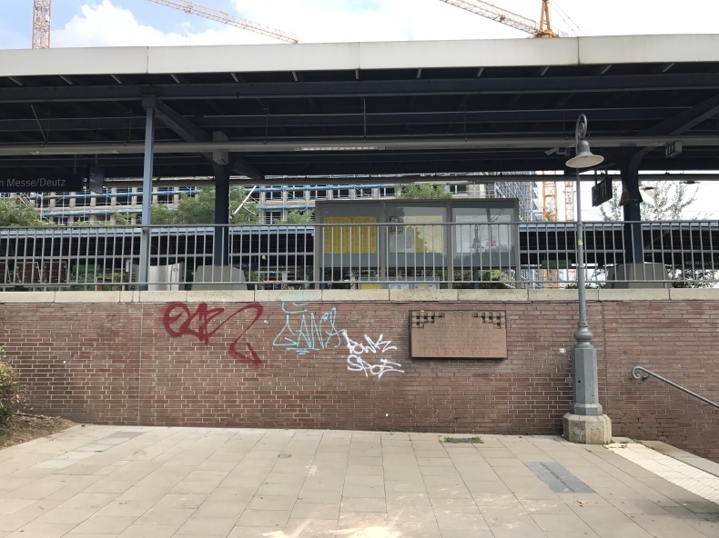 ケルンのドイツ駅にて_e0141754_16303782.jpg